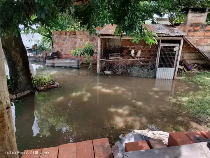 Crecida del Paraná: evacúan familias y asisten a vecinos del Punta Taitalo