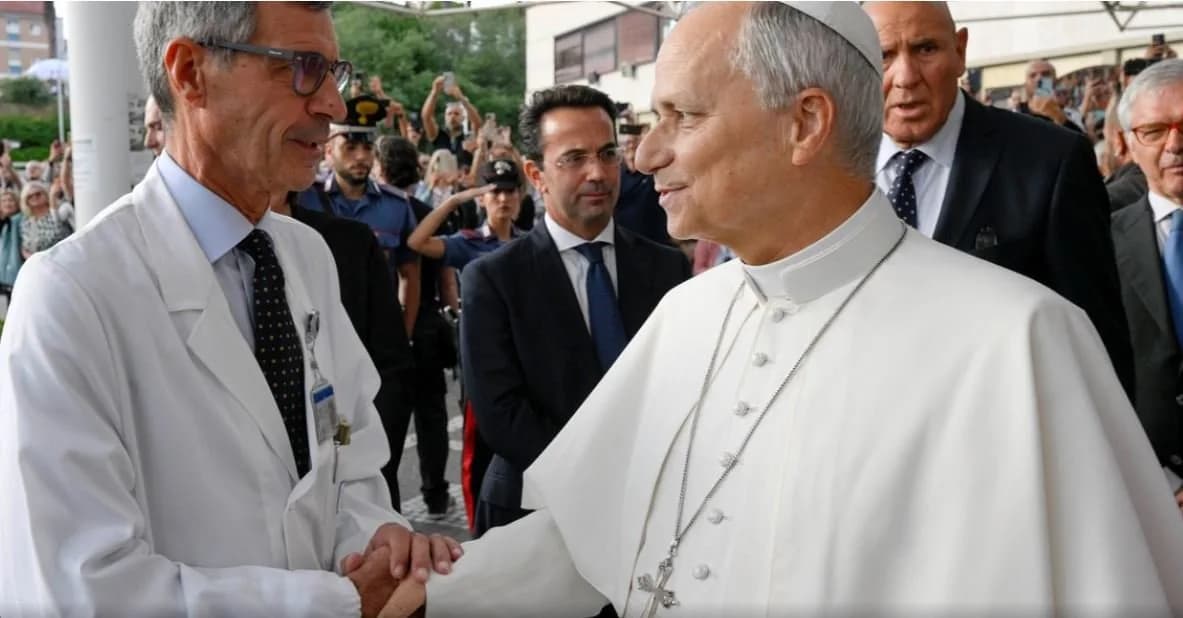 El cirujano del Papa negó que deba suspender el viaje a Sudamérica