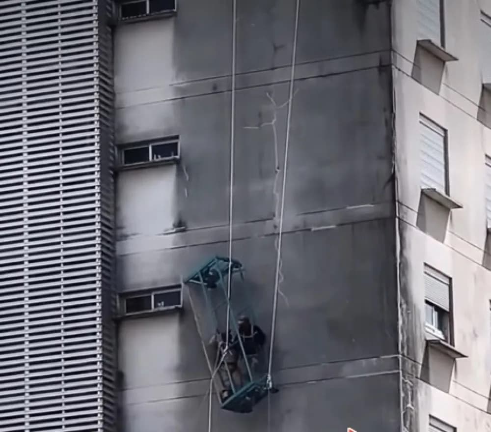 Rescataron a dos obreros que quedaron suspendidos en altura por una falla en un andamio