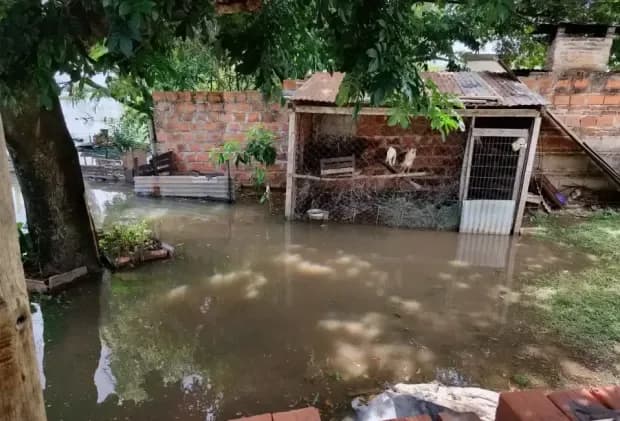 Por la crecida del Paraná: evacúan y asisten a familias del barrio Punta Taitalo