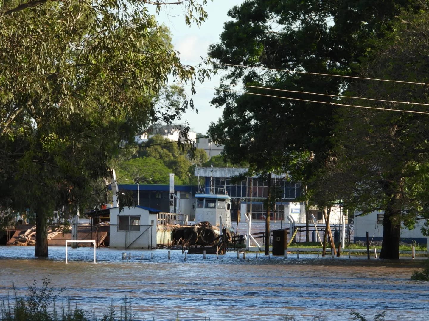 La crecida del río Uruguay inundó las plantas bajas de Aduana y Prefectura en Alvear