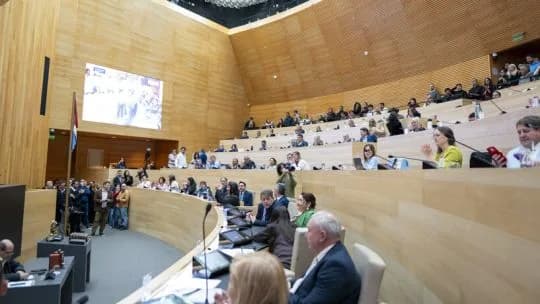 Asesores detenidos, carpetazos y doble vara: la guerra entre el PJ y la UCR paraliza el recinto de sesiones