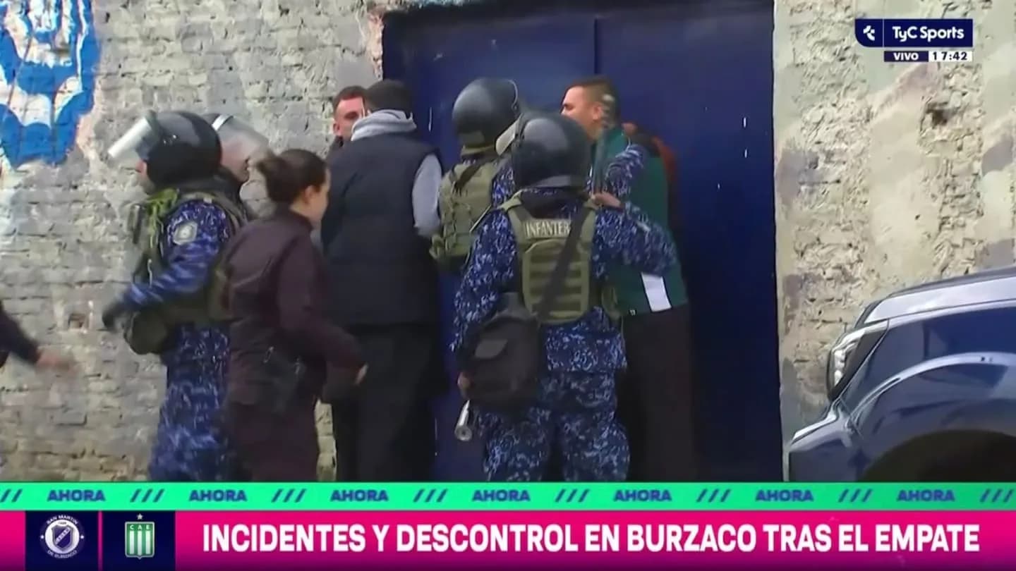 Graves incidentes tras San Martín (B) y Excursionistas: piedrazos, balas de goma y detenidos - TyC Sports