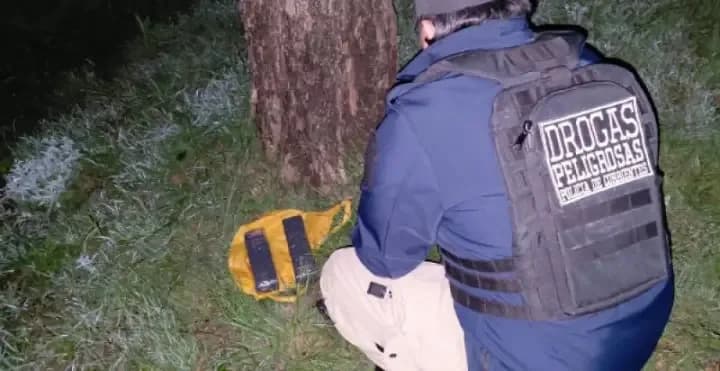 Dos "ladrillos" de marihuana en una bolsa