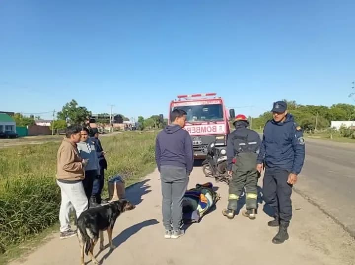 Una motociclista sufrió un grave golpe en la cabeza tras reventar un neumático