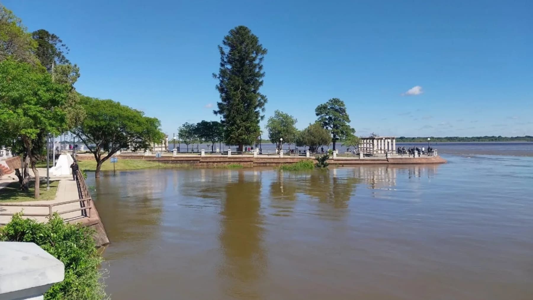 El nivel del río Paraná continúa creciendo y llegó a los 6,91 metros este domingo