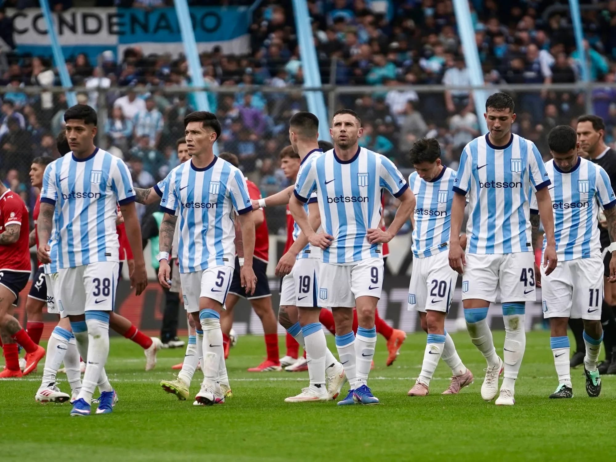 La hinchada de Racing estalló después del clásico: "Que se vayan todos" y cantos contra Milito