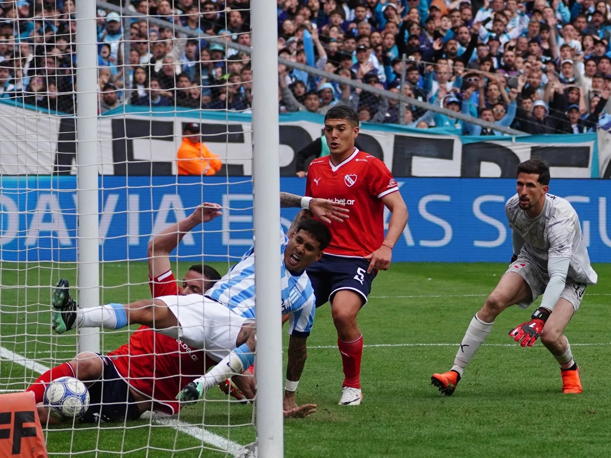 La prueba de Olé: fue gol de Zaracho en el clásico de Avellaneda