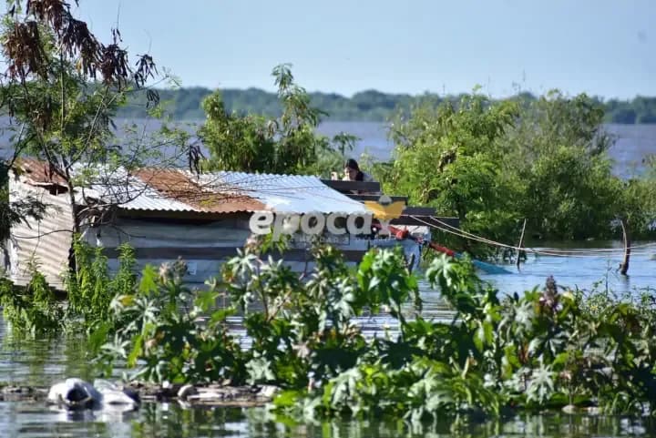 El agua alcanzó al barrio Anahí y el Paraná roza el nivel de evacuación