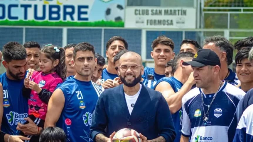 La particular visita de Dani Alves a un club del Ascenso antes de un partido clave - TyC Sports