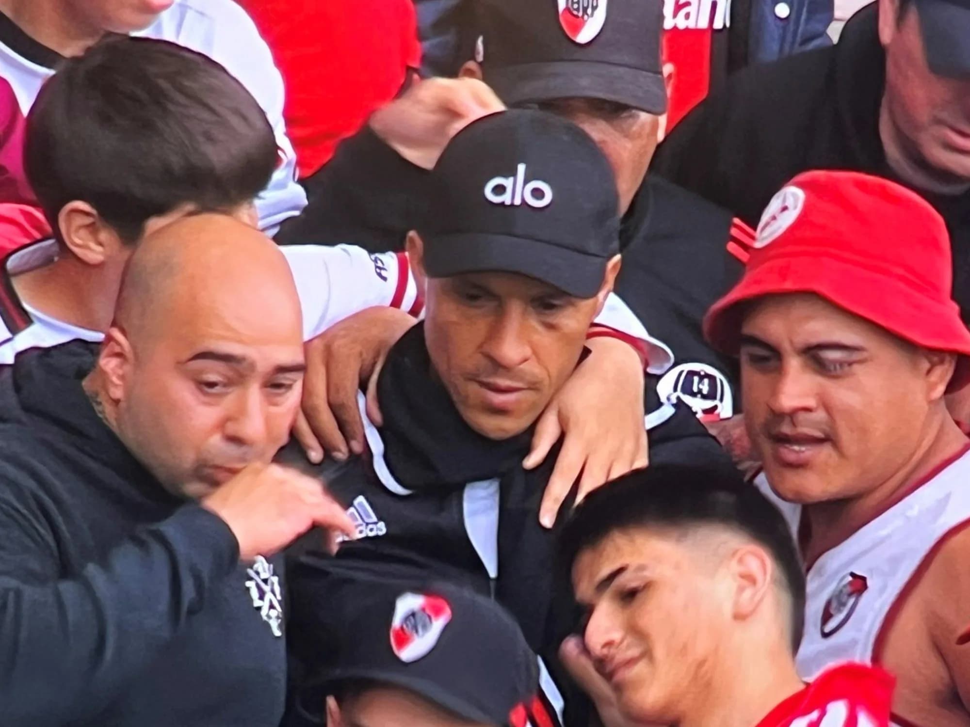 Enzo Pérez, en la popular de River para alentar contra Belgrano