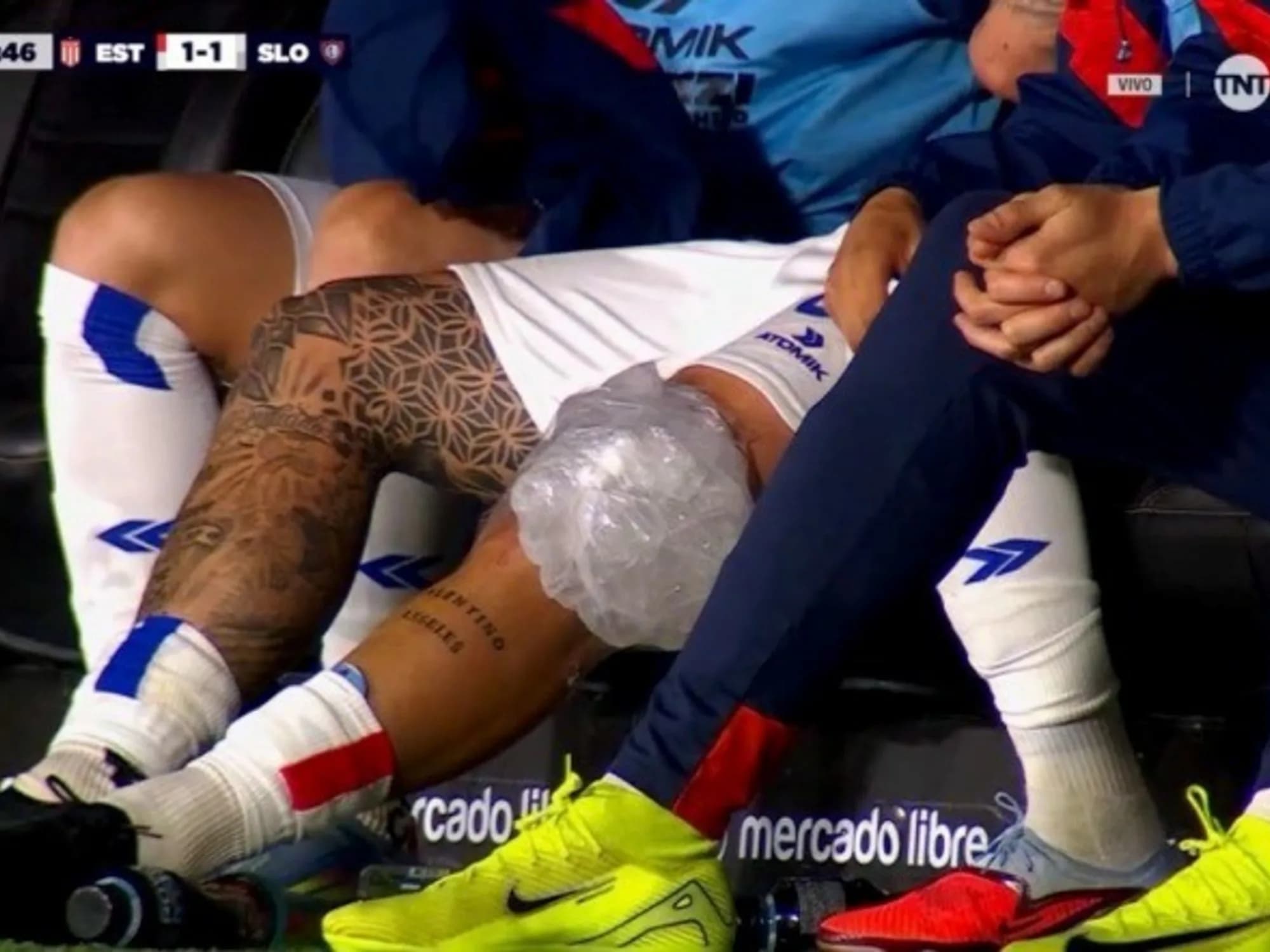 ¿Qué le pasó a Facundo Farías, que pidió el cambio por una molestia en su rodilla izquierda?