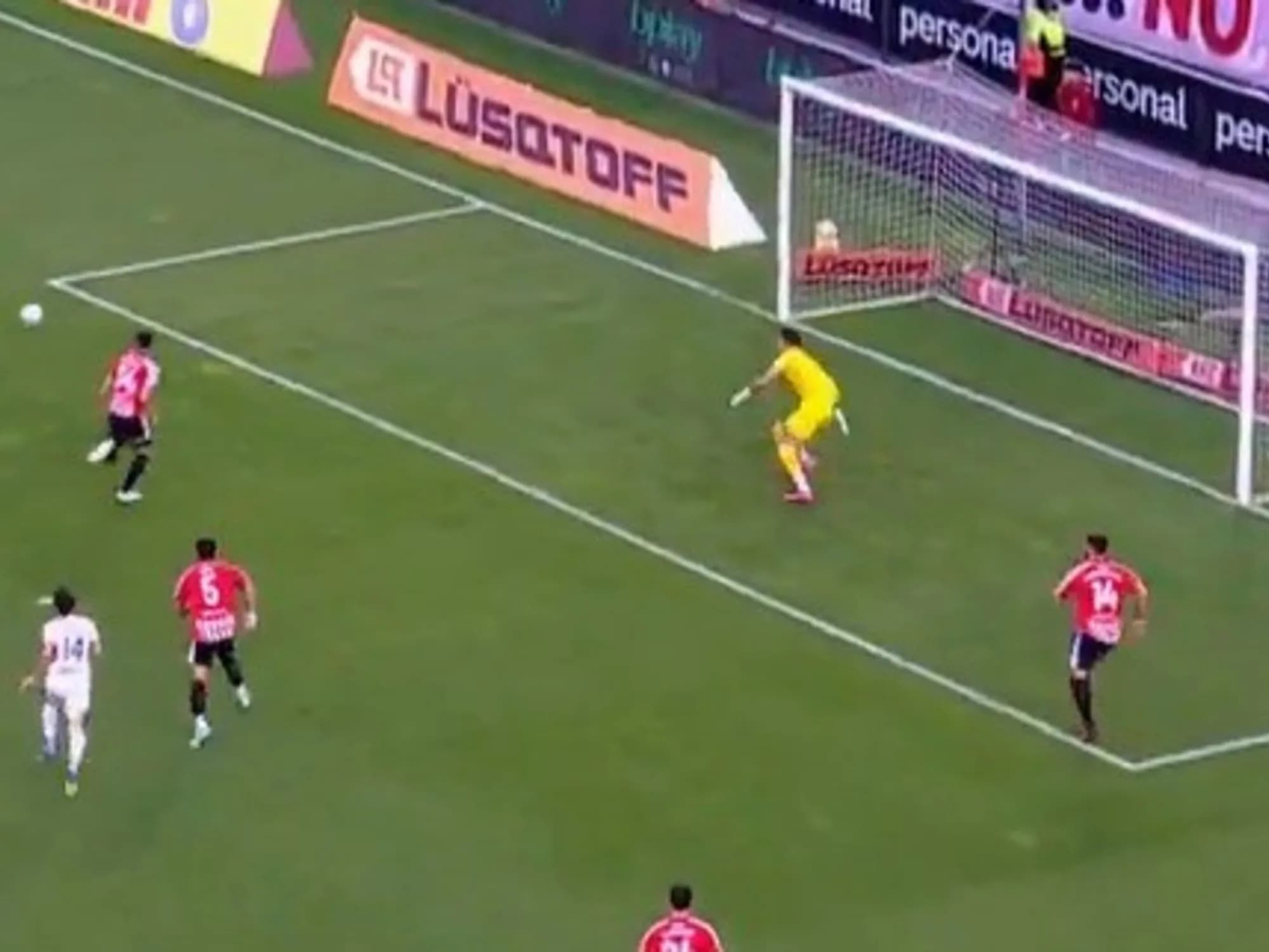 Video: la tremenda doble atajada del arquero de Estudiantes al minuto de partido ante San Lorenzo