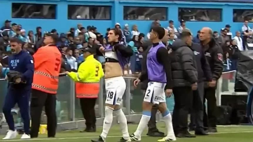 Insólito: un jugador de Racing insultó y les mostró la panza a los hinchas que lo trataron de gordo - TyC Sports