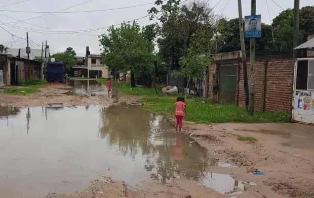 Inundaciones en Corrientes: hay 380 personas autoevacuadas en barrios de Capital