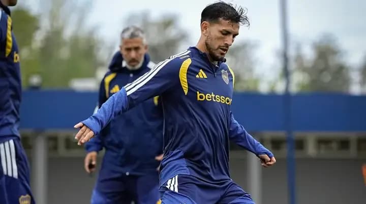 Paredes se entrenó con normalidad junto al plantel y podría jugar ante Vasco da Gama