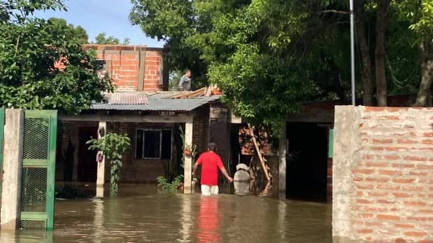 Crecida del río Paraná: todos los puertos al norte de Corrientes están estacionados