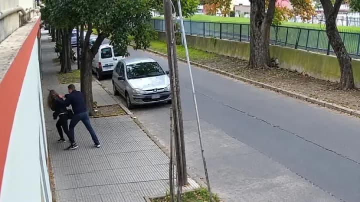 Golpeó salvajemente a una mujer en la calle y terminó detenido