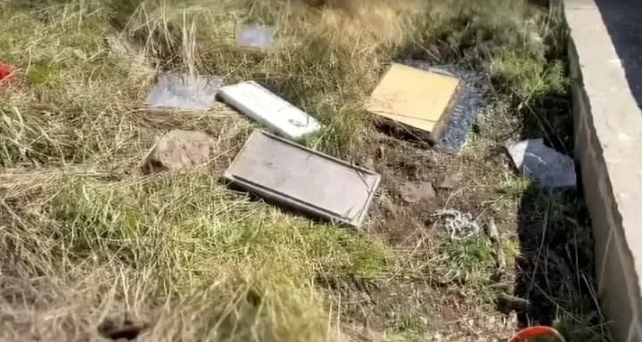 Denuncian que tiran a la basura placas argentinas dejadas en el Cementerio de Darwin