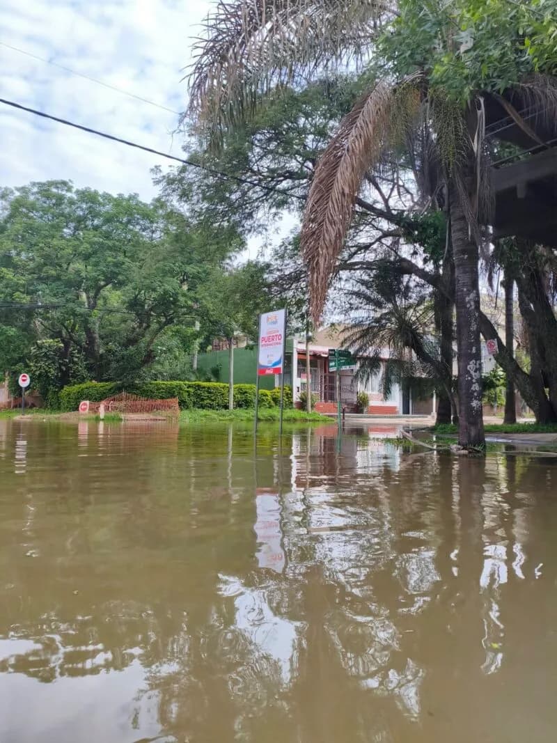 Crecida en Paso de la Patria: se rompió una defensa y se anegan tres barrios