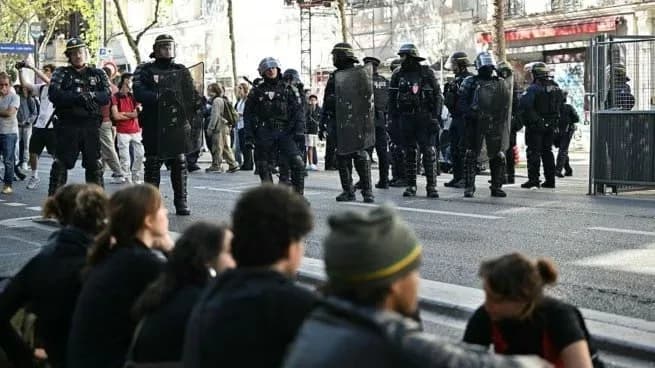 Francia: ciudades con toque de queda y nuevas convocatorias para manifestarse