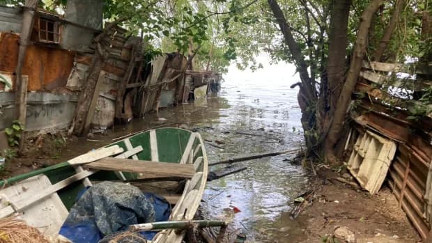 Avanza el agua en el B° Virgen de los Dolores: "No tengo mucho, pero no lo quiero perder"