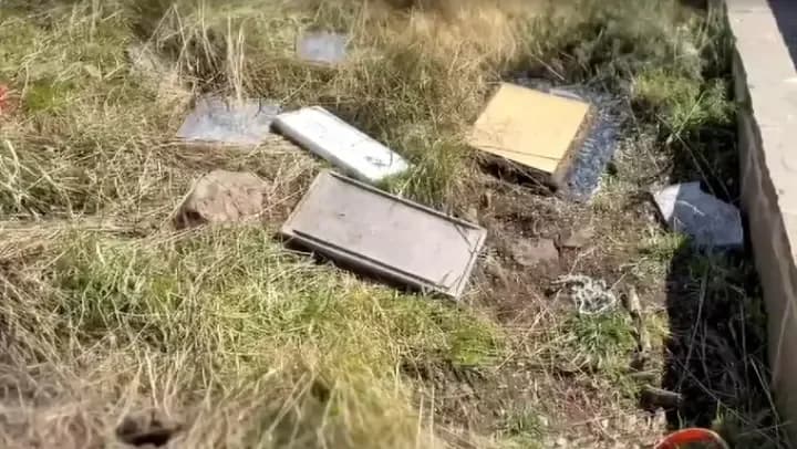 La TV chilena reveló que tiraron placas argentinas del Cementerio de Darwin en Malvinas por ser "una ofensa"