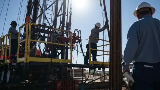 El petróleo se dispara más de 5% por la guerra en Medio Oriente y supera los US$110 por barril