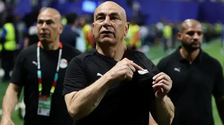La FIFA sancionó al DT y a un futbolista de Egipto por sus declaraciones tras la derrota ante Argentina