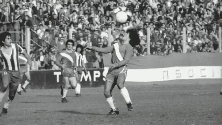 Maradona debutó en Primera con 15 años: las fotos inéditas de su primer partido