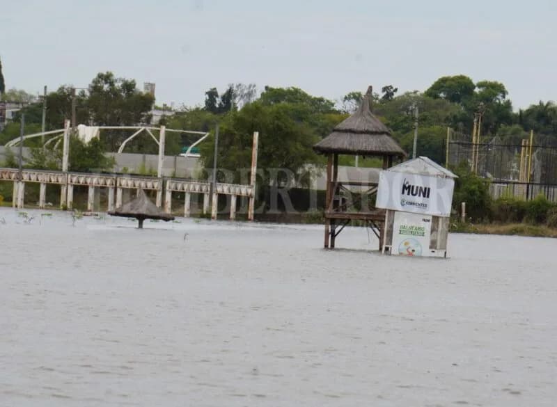 La crecida del Paraná desde el agua: así se ve la costa de Corrientes