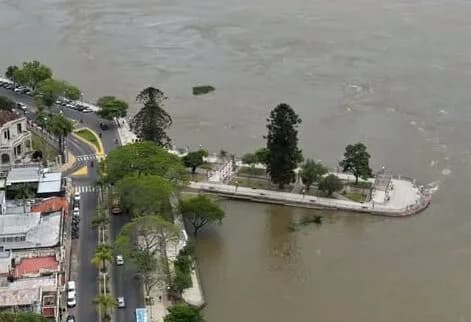 Santo Tomé reabrió el cruce fluvial ante descenso del Uruguay mientras el Paraná amenaza a Corrientes