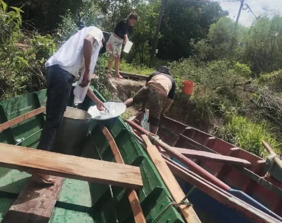 Dramática situación en La Tosquera: familias resisten la crecida del Paraná a bordo de canoas