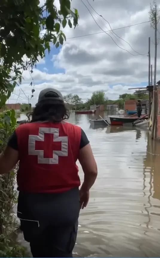 Creciente del Paraná: la Cruz Roja asiste a familias afectadas en Corrientes