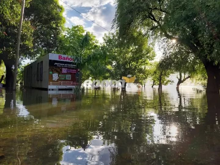El agua cubrió por completo la playa de Molina Punta en Corrientes