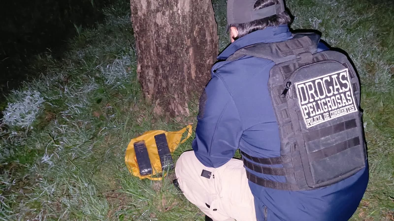Acceso a Itatí: hallaron dos ladrillos de marihuana oculta en la maleza