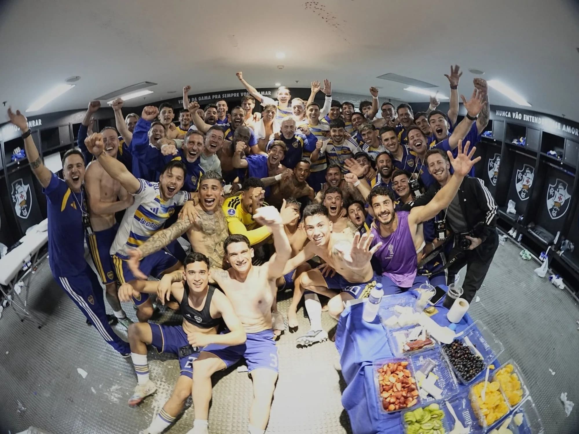 Maracanazo xeneize: las fotos y la intimidad de los festejos de Boca en el vestuario