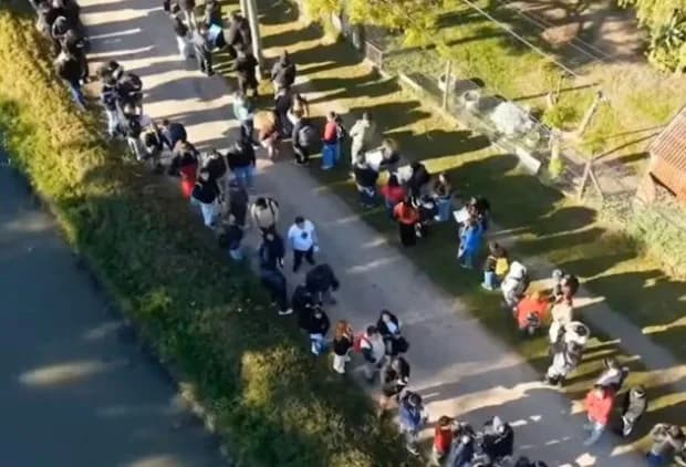 Filas de más de diez cuadras en Ezeiza para conseguir uno de los 40 puestos de un supermercado