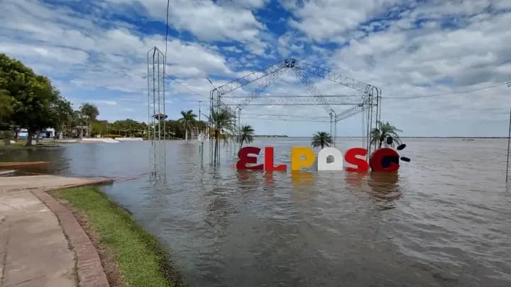 La crecida de los ríos mantiene en alerta a varias localidades de Corrientes