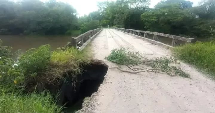 Un socavón amenaza el acceso a un puente en Chaco