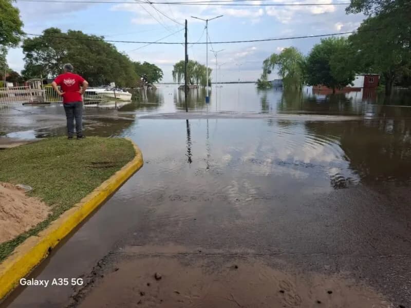 Tranquilidad en Itatí: el río se mantiene estacionado y aguardan que empiece a descender