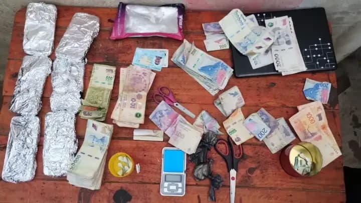 Secuestran cocaína y más de $650 mil en un allanamiento por narcomenudeo en Lavalle