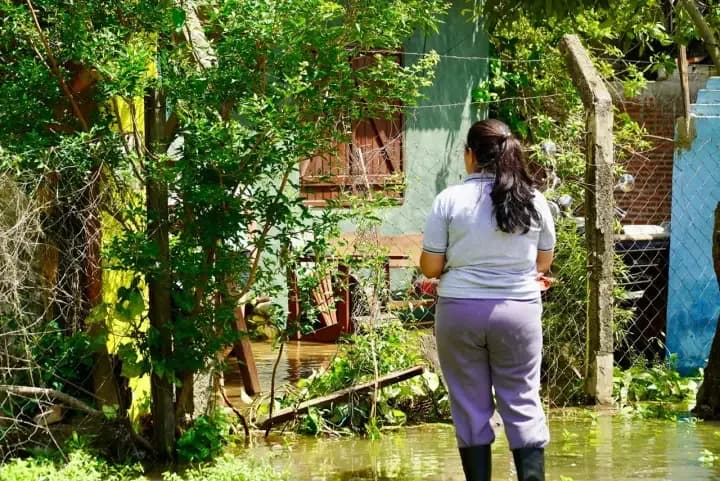 Asisten a familias afectadas por la crecida del Paraná en Itatí y Paso de la Patria