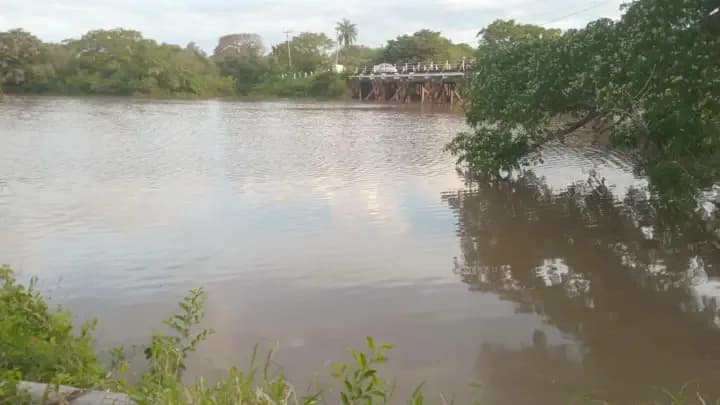 El desborde del Riachuelo genera preocupación en la zona de Puente Pexoa