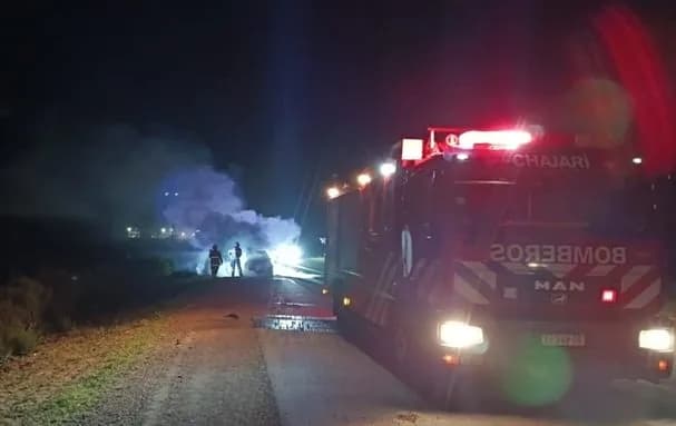 Un automóvil que partió de Corrientes prendió fuego en la Autovía 14