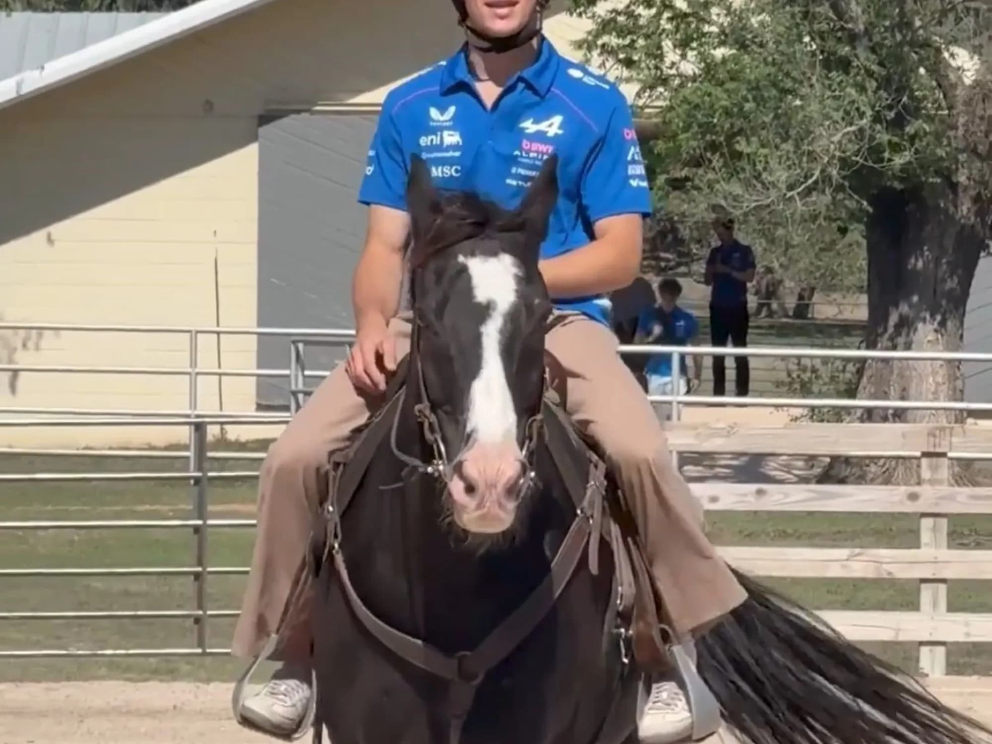 Colapinto, un texano más: así vive la previa del GP de Estados Unidos a caballo