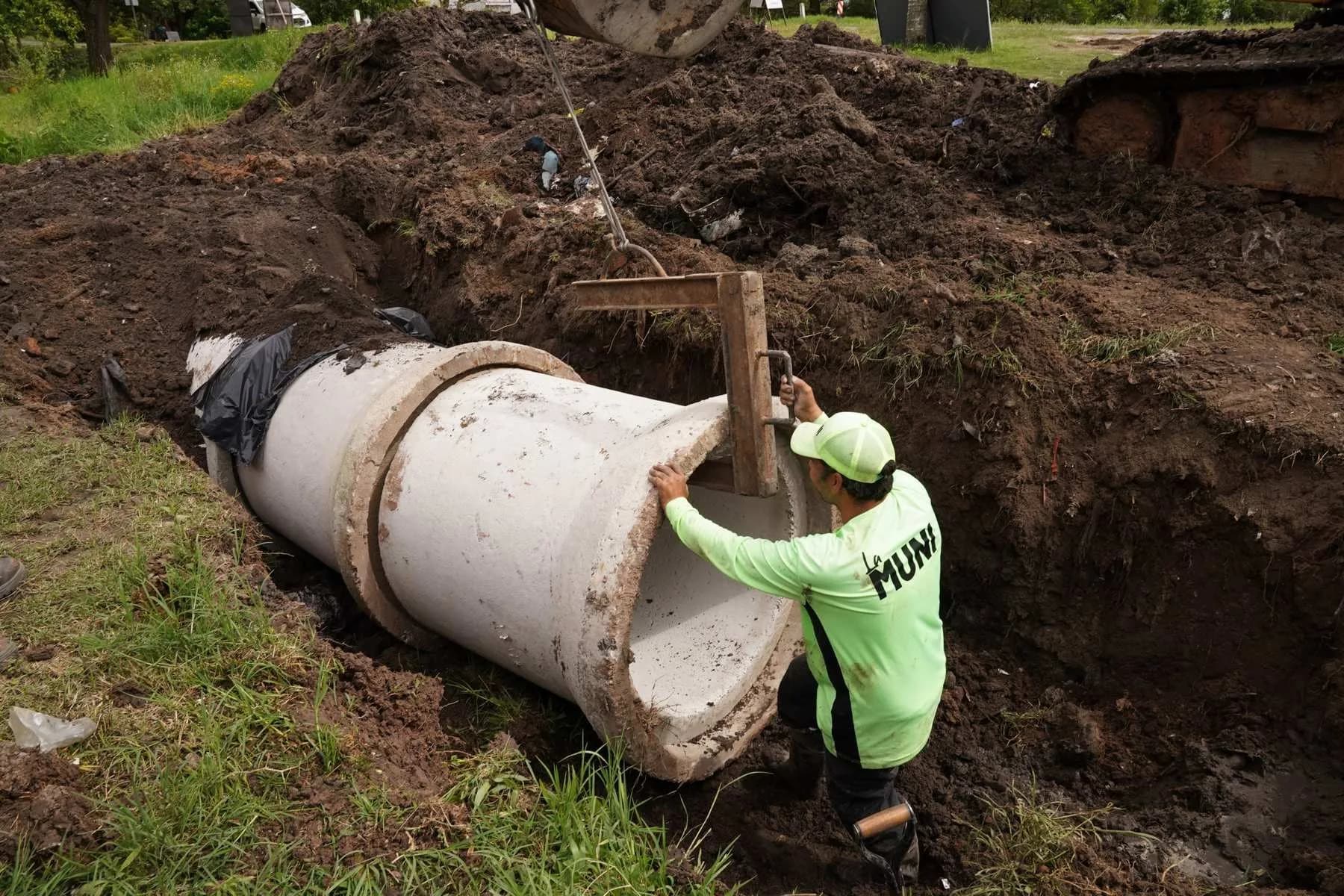 Colocan 10 tubos debajo de la ruta 5 para facilitar el drenaje de agua en Corrientes