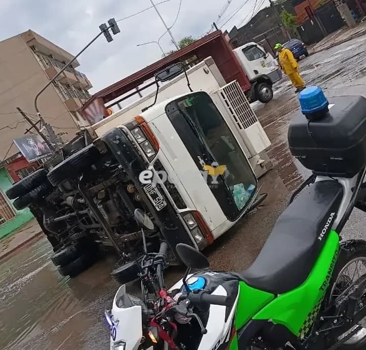 Corrientes: En plena tormenta, un camión volcó en Villa García