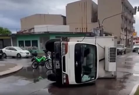 Un camión volcó en la esquina de Raúl Alfonsín y Medrano en medio del temporal