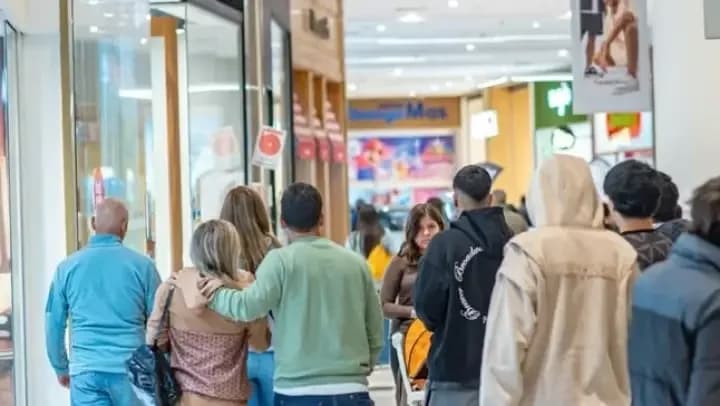 La confianza del consumidor volvió a subir en octubre, pero aún no alcanza el nivel de 2025
